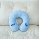 หมอนรองคอมีกระดุมพิม์ลาย